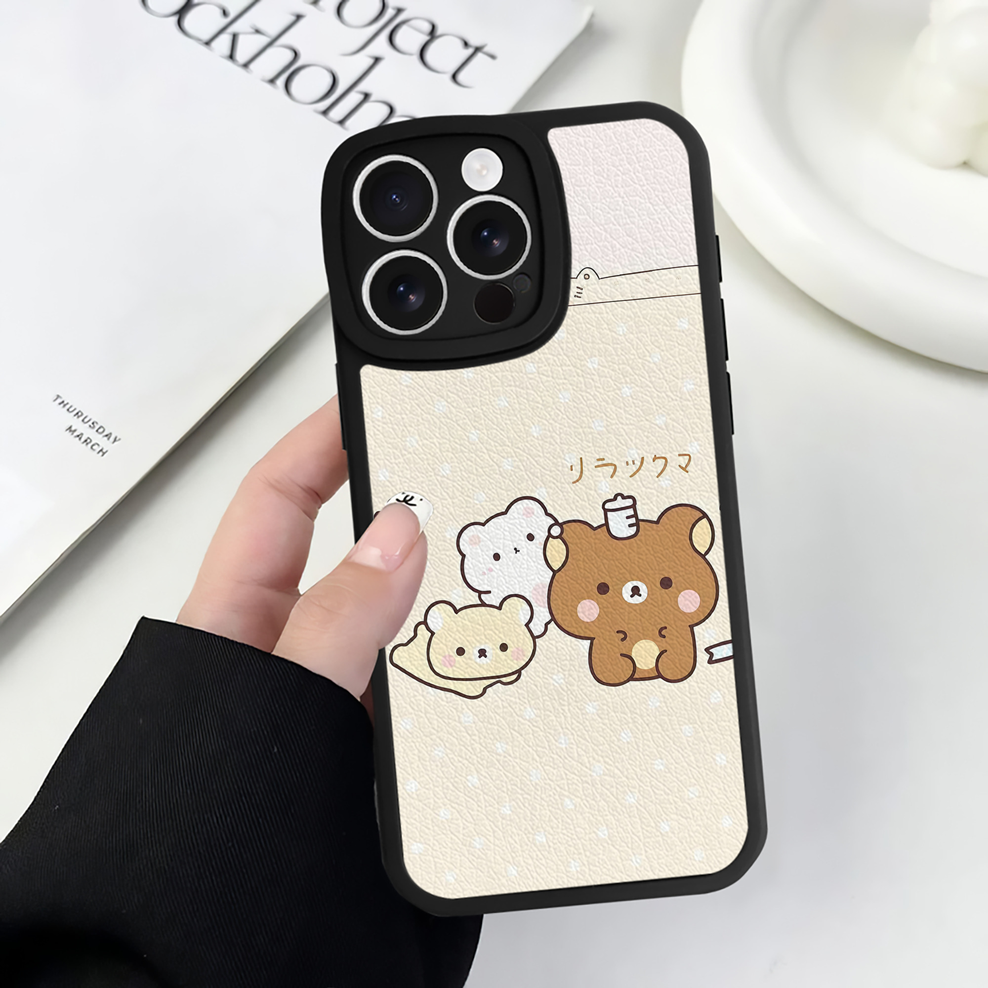 （画像用） リラックマ リラックマ キイロイトリ Rilakkuma Korilakkuma Kiiroitori 【iPhone 16シリーズ対応】シリコンスマホケース（レザー調） 材質：シリコン